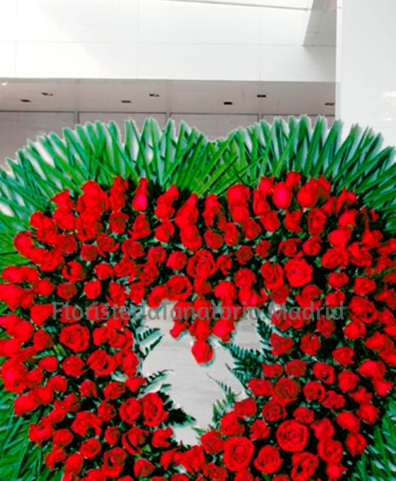 envío urgente de corona funeraria con forma de corazón de rosas rojas a Madrid